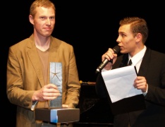 Naurio Kundzelevičiaus nuotraukoje: novatoriškos žiniasklaidos konkurse "Nmedia 2010" laureatu tapęs Juras Jankevičius (kairėje), atrodo, siekia dar vieno apdovanojimo